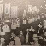 Fra due ali fittissime di popolo le Ossa del grande Taumaturgo, racchiuse in una artistica urna di cristallo, illuminate da potenti lampade percorsero via Carmine, piazza Odegitria, piazza Castello, piazza Massari, corso Vittorio Emanuele, via Vittorio Veneto, via Putignani, corso Cavour e il Lungomare